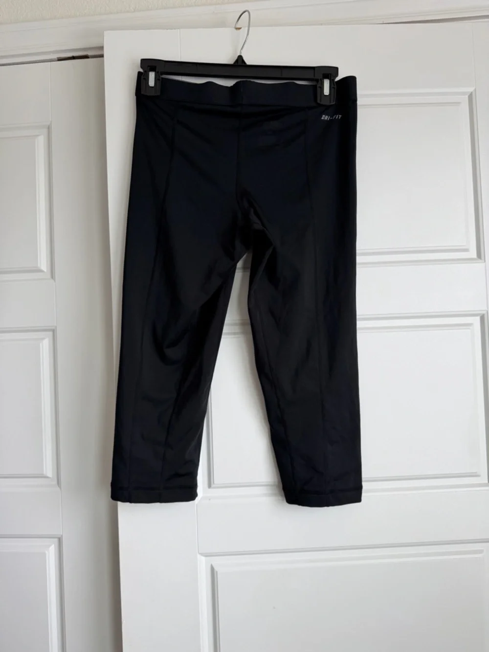 070 - Nike Pro Black Capri Leggings with White Swoosh Sz M - Picture 2 of 3